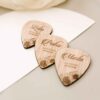 Varios marcasitios de madera con forma de pu00faa de guitarra, en versiones clu00e1sica y rockera