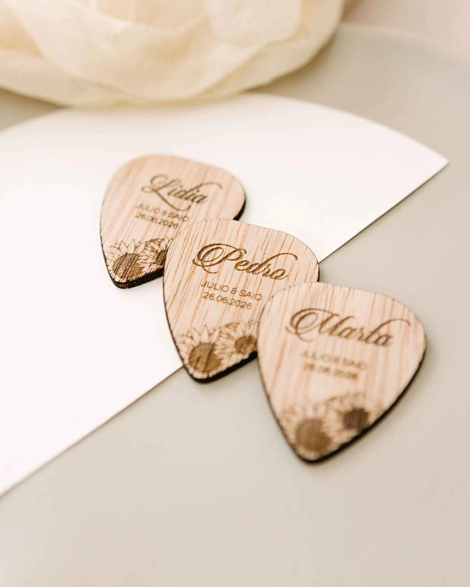 Varios marcasitios de madera con forma de púa de guitarra, en versiones clásica y rockera