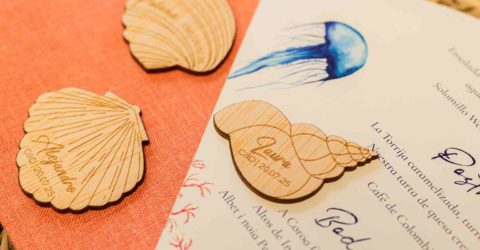 Mesa decorada con marcasitios marinos personalizados Mesa de boda decorada con marcasitios marinos de madera personalizados
