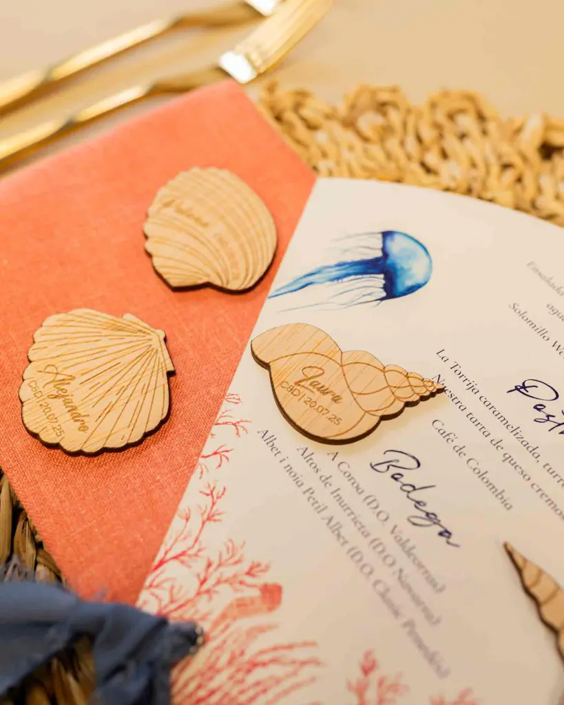 Mesa de boda decorada con marcasitios marinos de madera personalizados