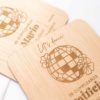 Detalle de dos invitaciones Disco personalizadas con diseu00f1o retro y acabado elegante.
