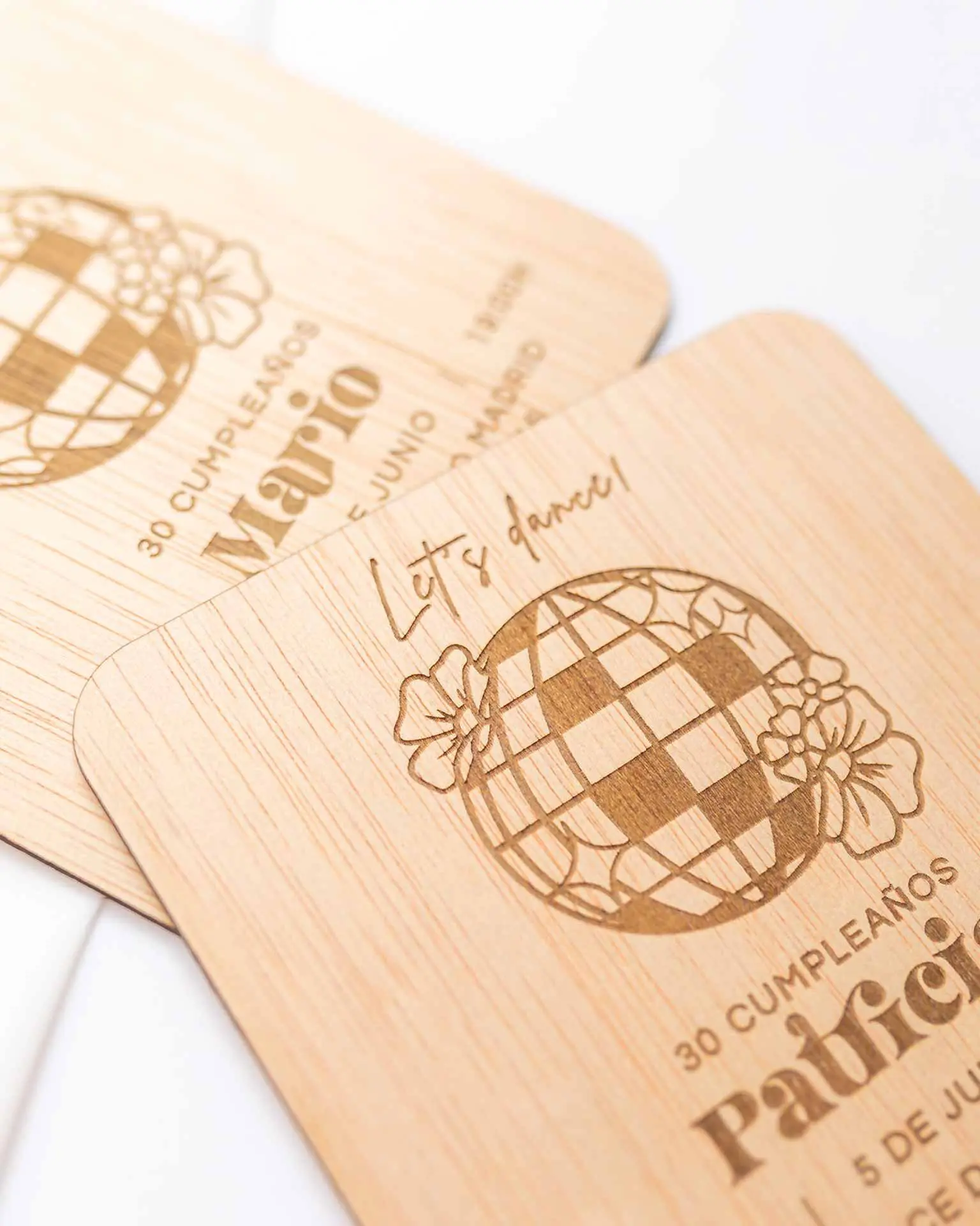 Detalle de dos invitaciones Disco personalizadas con diseño retro y acabado elegante.
