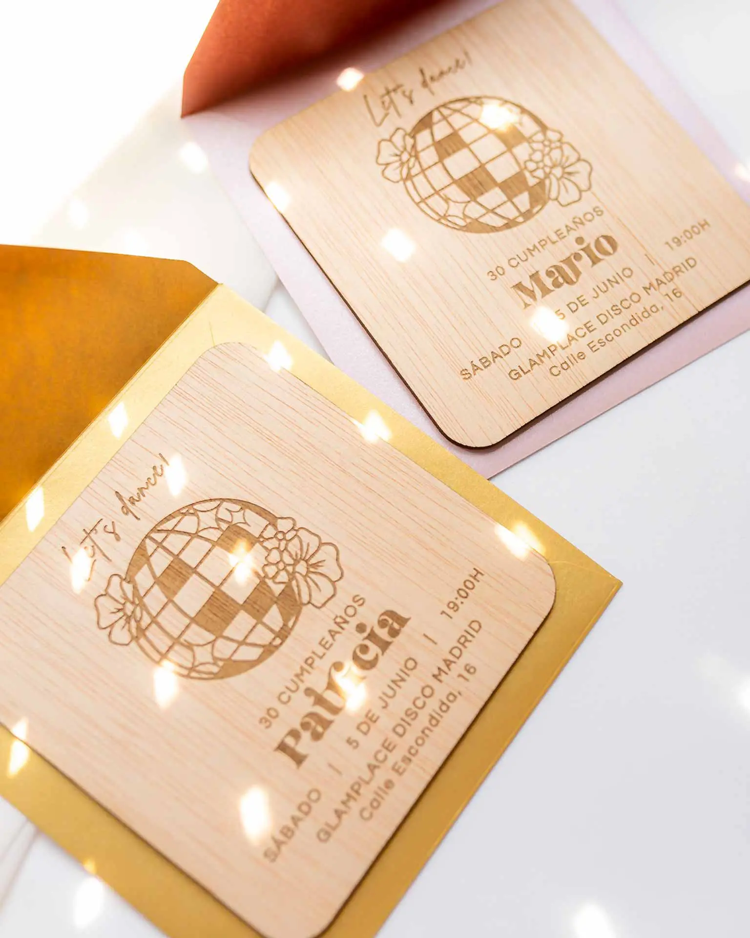 Dos invitaciones Disco personalizadas con sobre metalizado y reflejos de bola disco, ideales para fiestas temáticas.