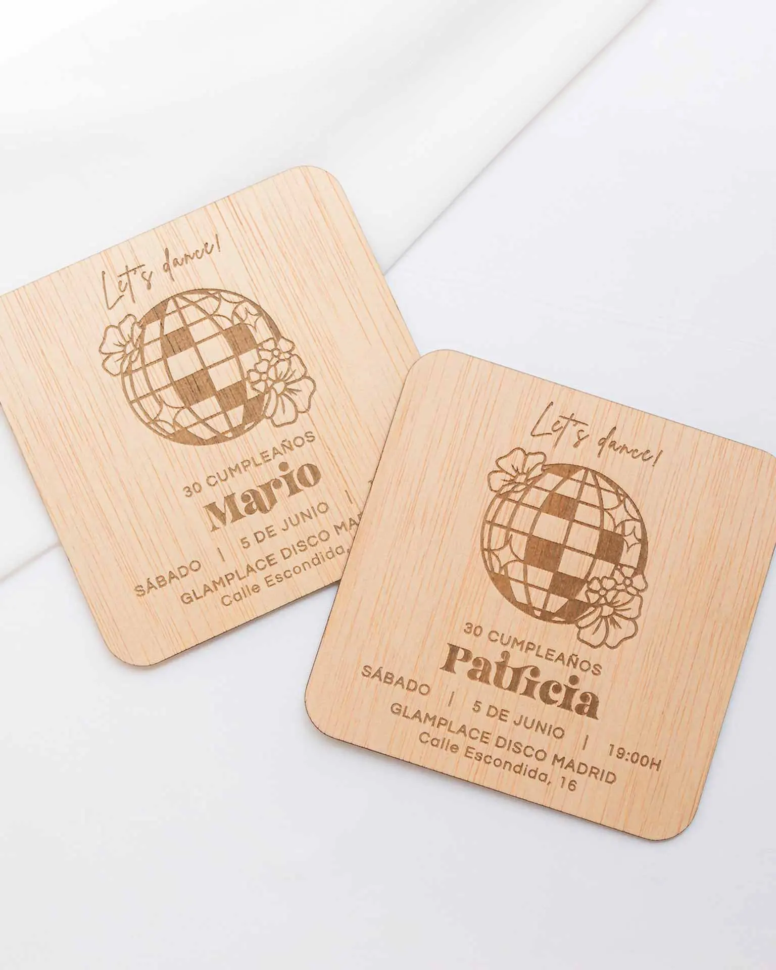 Dos invitaciones Disco personalizadas, ideales para eventos temáticos y exclusivos.