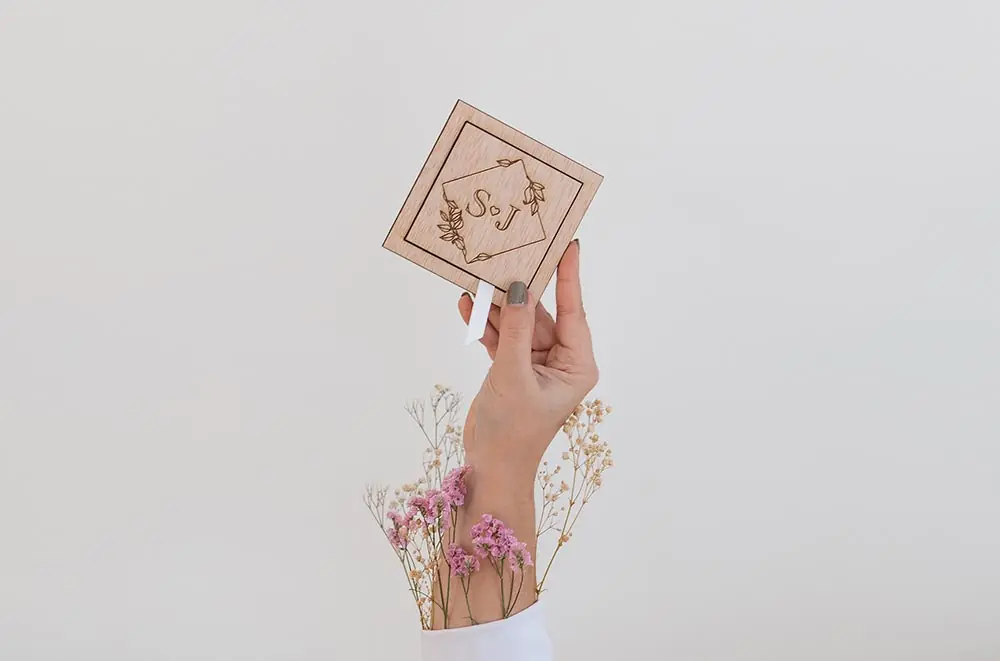 Detalle de invitación de boda Noa personalizada en mano