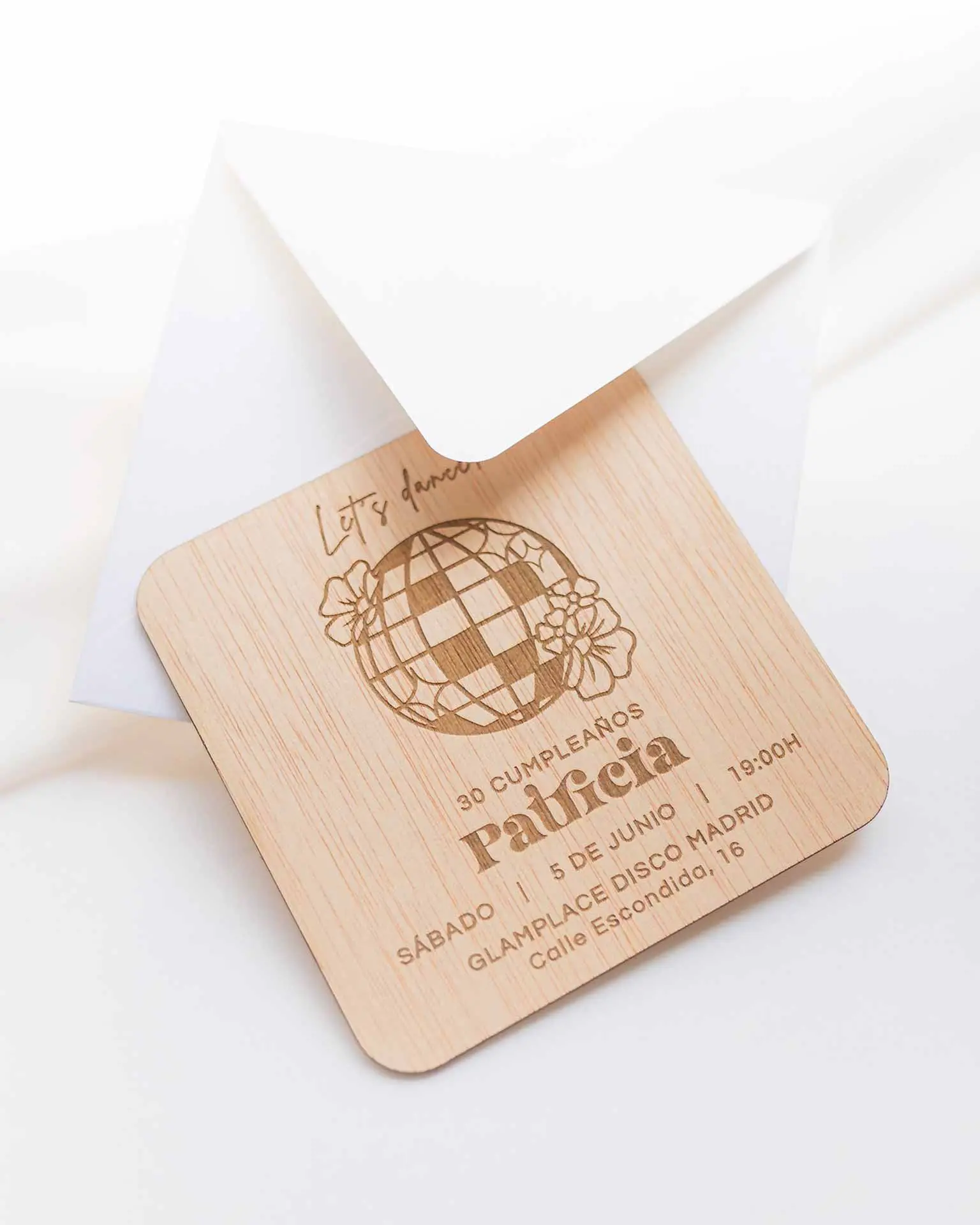 Invitación Disco personalizada con sobre metalizado blanco, elegante y sofisticada para vuestro evento.