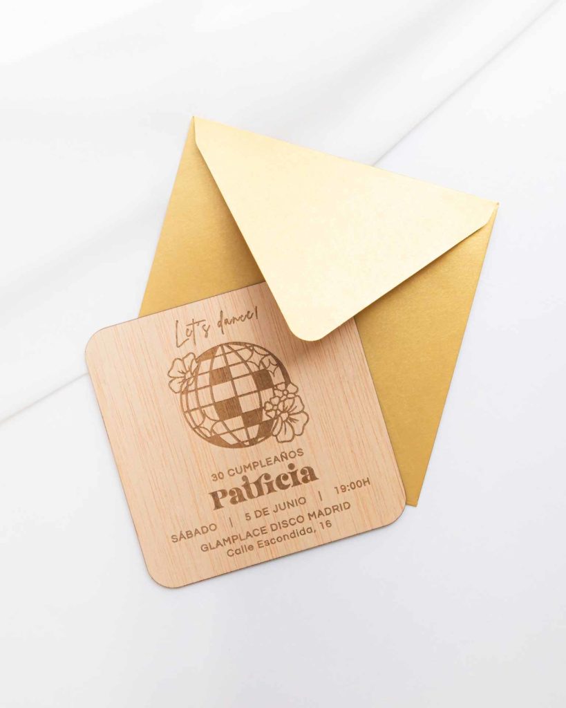 Invitación Disco personalizada con sobre metalizado dorado, perfecta para una fiesta retro y elegante.