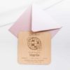 Invitaciu00f3n Disco personalizada con sobre metalizado rosa, un toque moderno y u00fanico para tu fiesta.