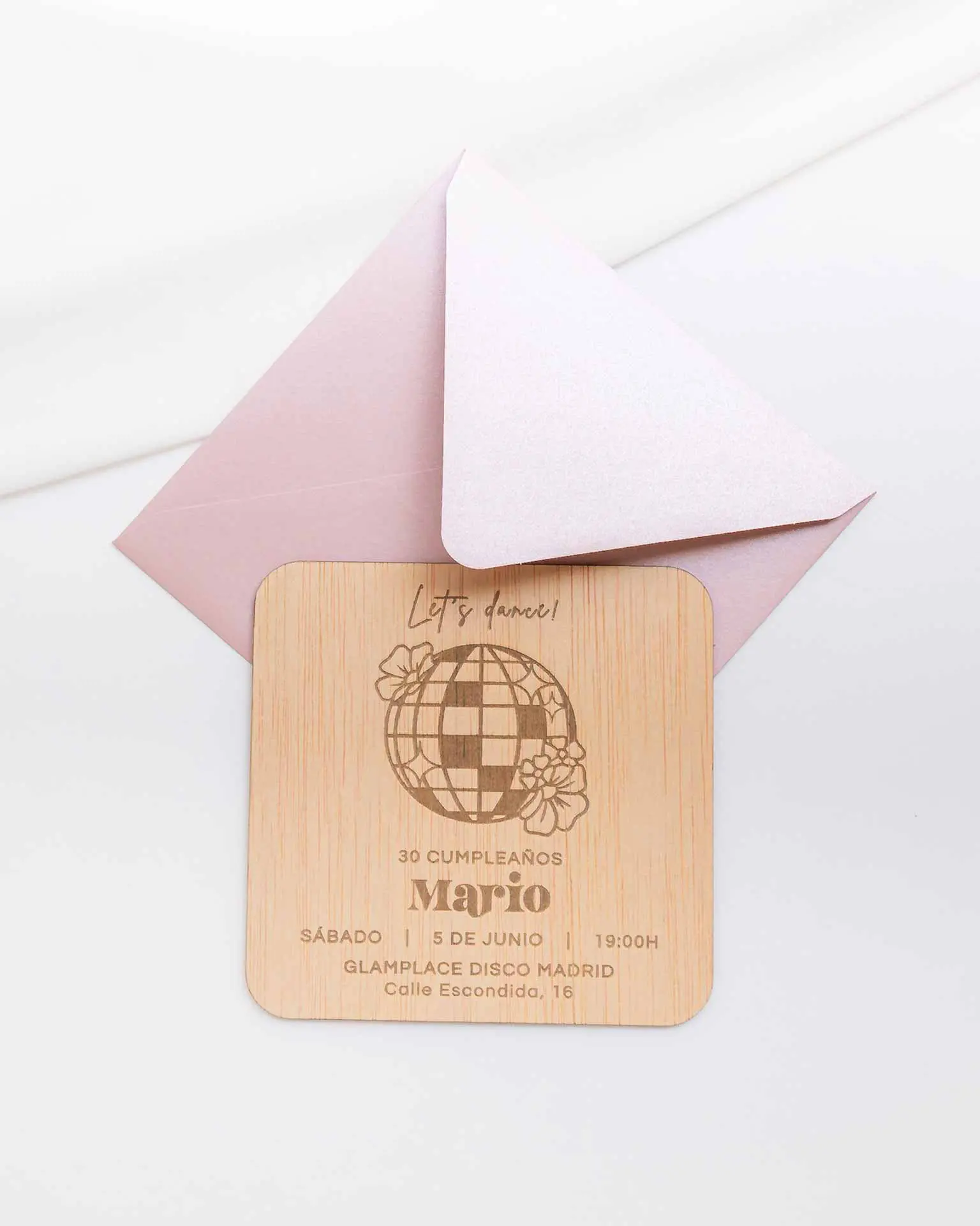 Invitación Disco personalizada con sobre metalizado rosa, un toque moderno y único para vuestra fiesta.