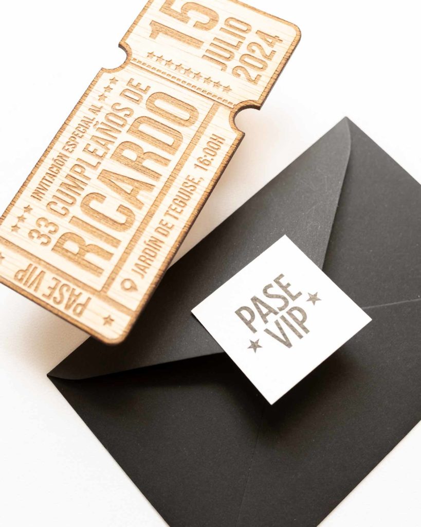 Invitación VIP personalizada sobre negro con etiqueta elegante, ideal para eventos exclusivos.