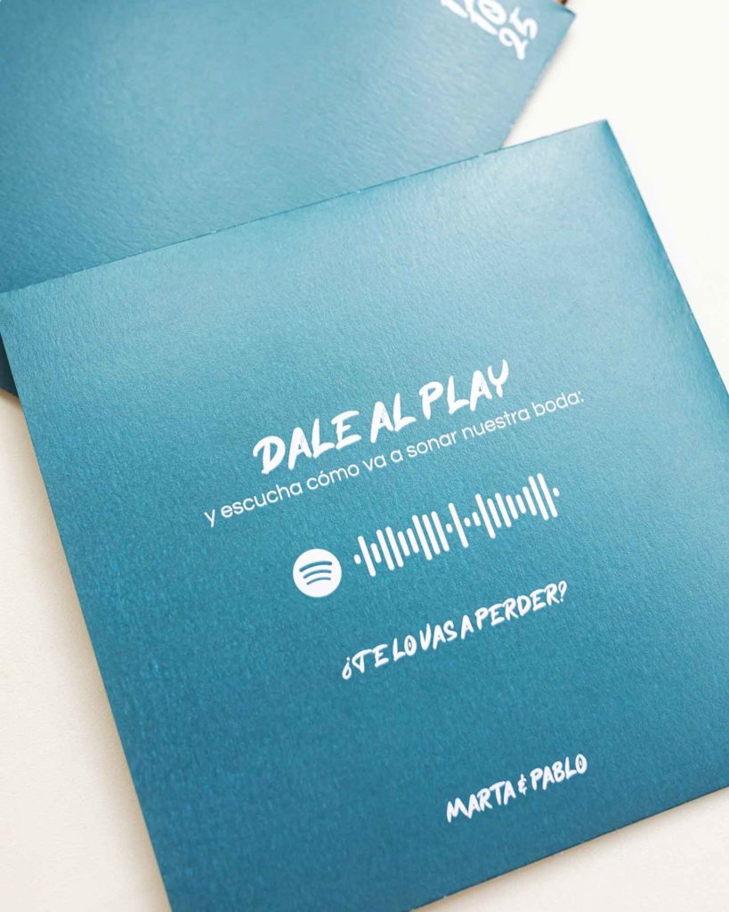 Detalle del código QR incluido en la funda personalizada para invitación vinilo modelo 4, enlazado a una canción en Spotify