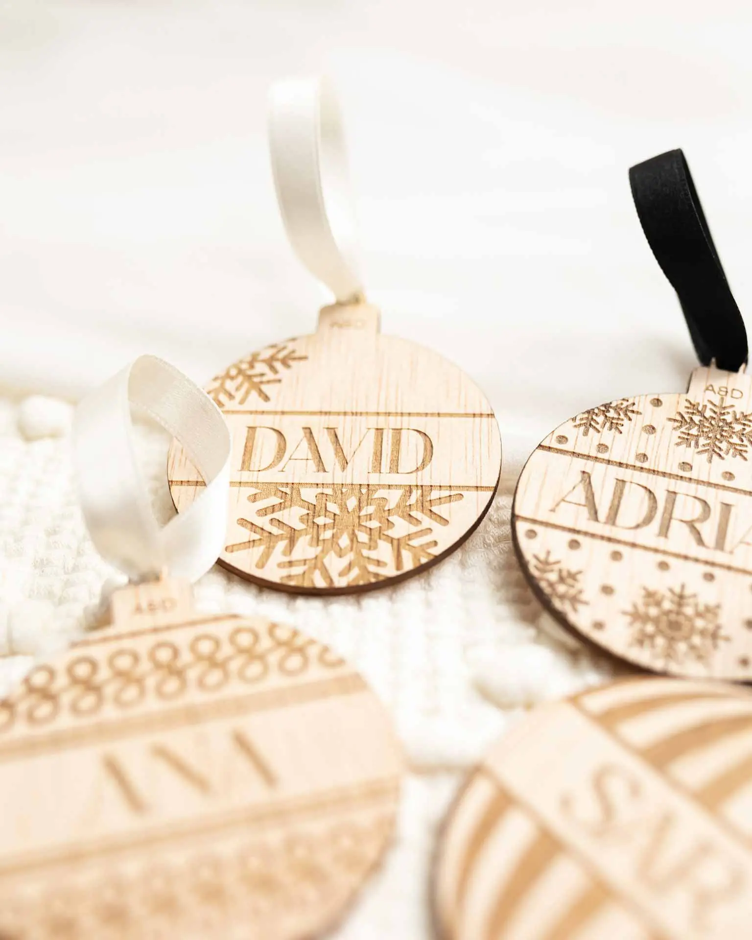 Detalle del nombre grabado en marcasitios de madera navideños