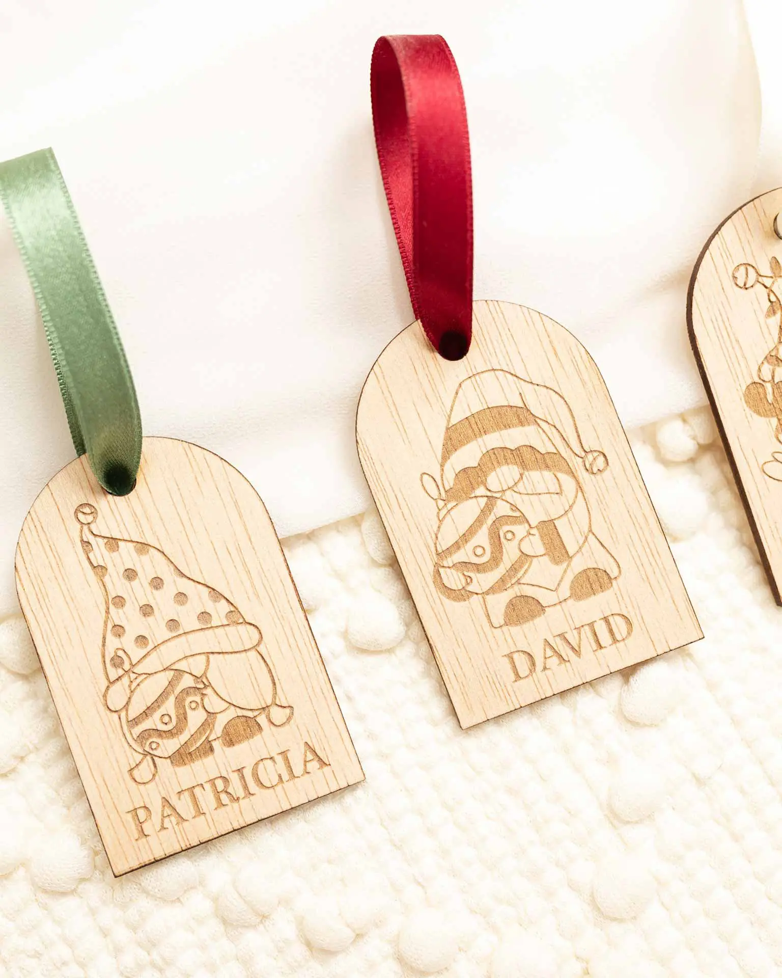 Detalle artesanal en marcasitios navideños de madera personalizados para invitados