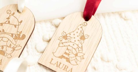 Primer plano de marcasitios personalizados navideños Duende de madera personalizado con nombre como marcasitio navideño para bodas o eventos