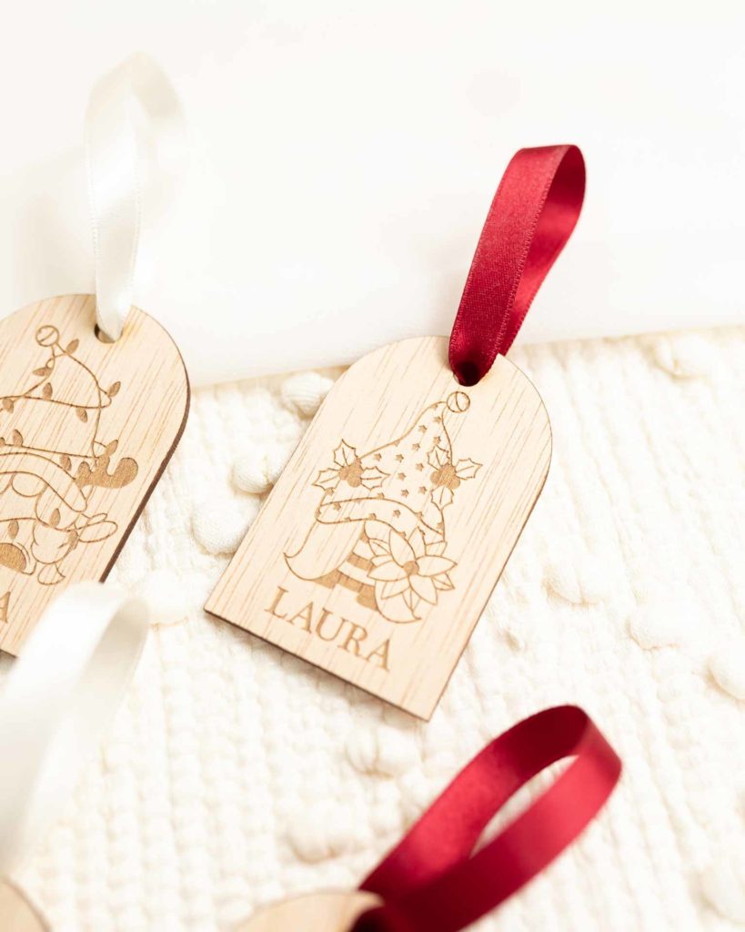 Duende de madera personalizado con nombre como marcasitio navideño para bodas o eventos
