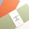 Primer plano del sobre Aventura en color verde, mostrando su diseu00f1o hecho a mano y personalizaciu00f3n para bodas.