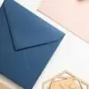 etalle en primer plano del sobre clásico para invitaciones de boda