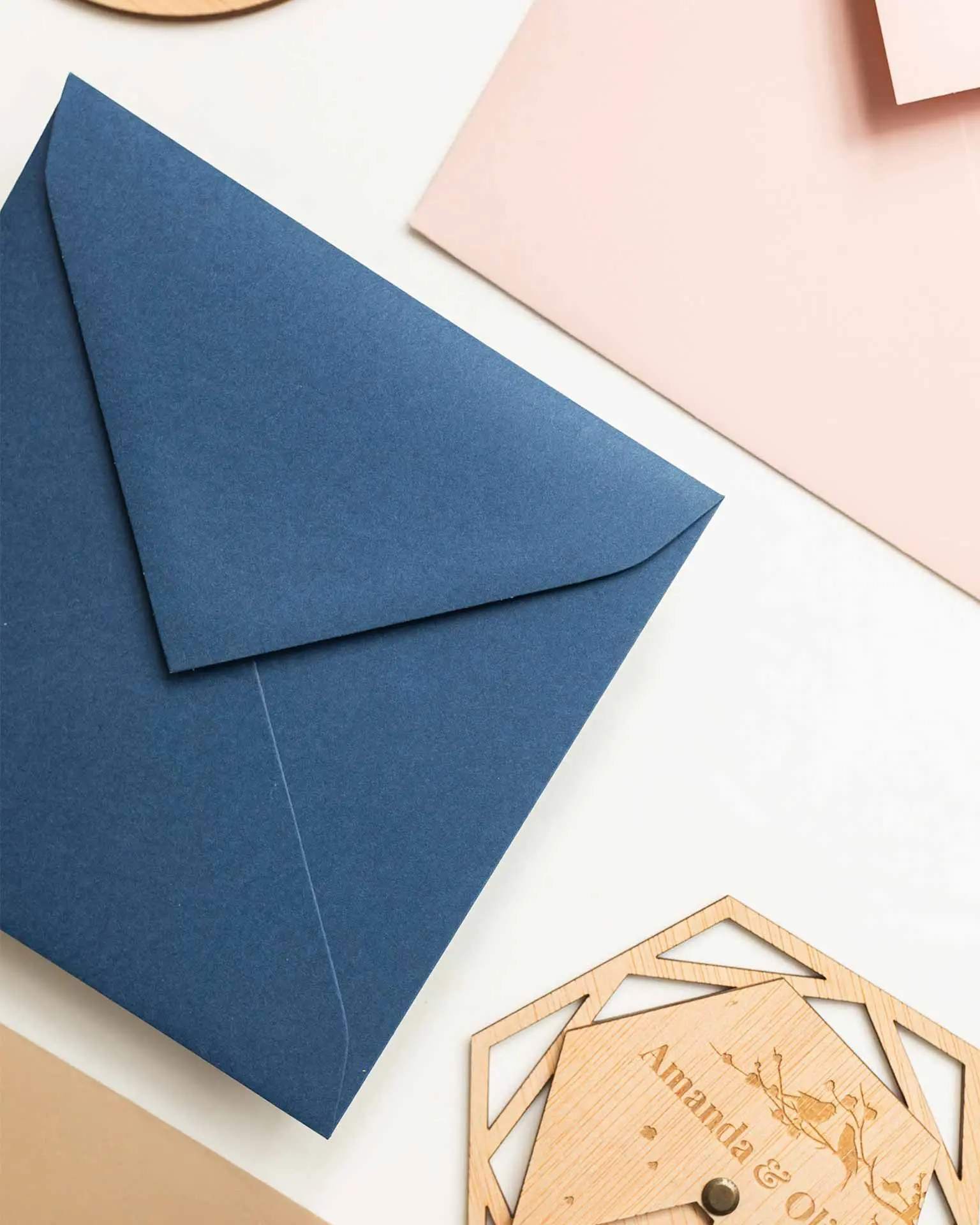 etalle en primer plano del sobre clásico para invitaciones de boda