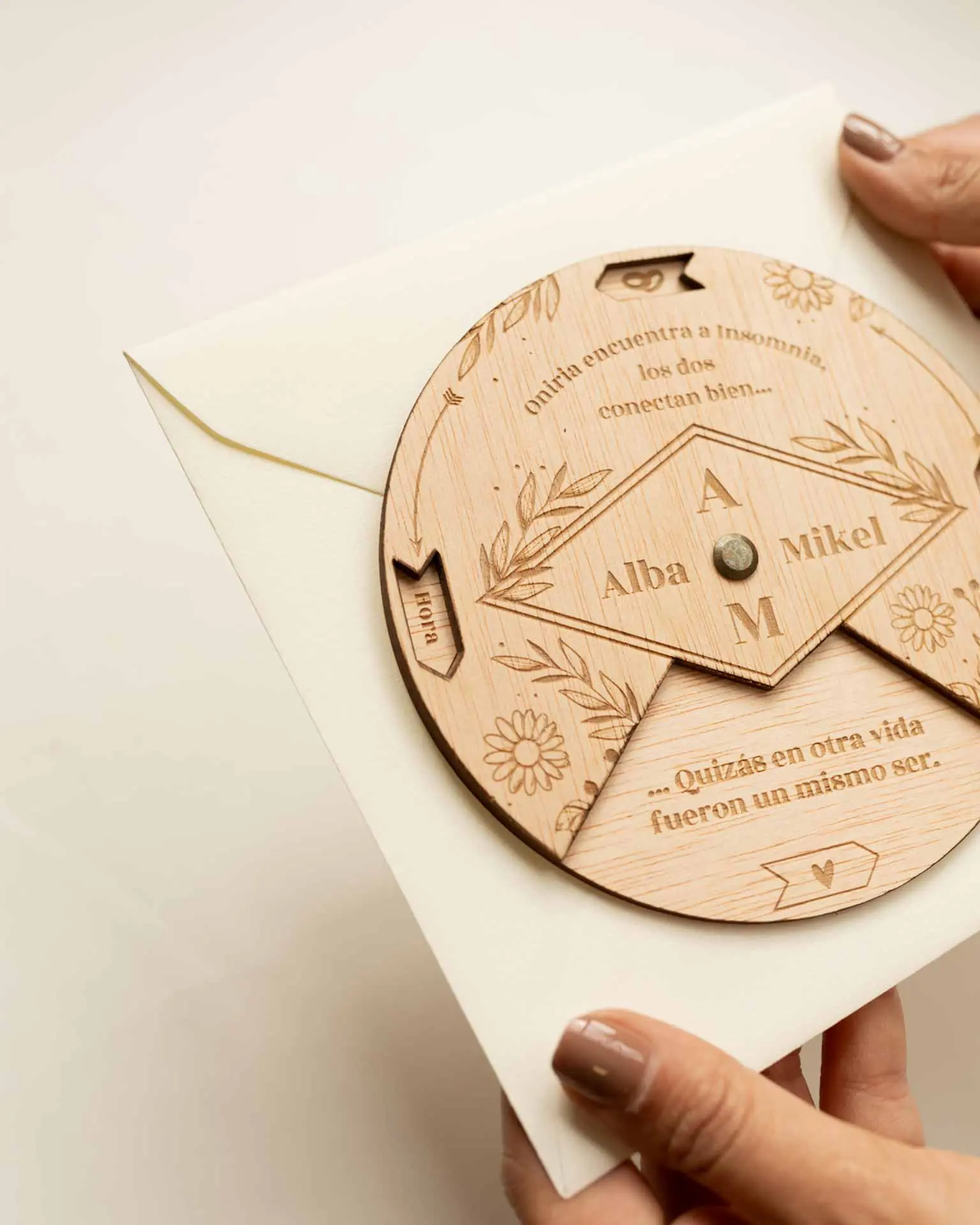 Primer plano del sobre rústico blanco para invitaciones de boda