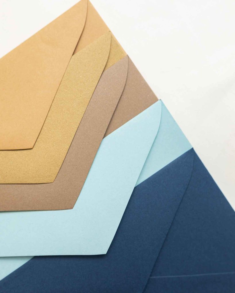 Vista en detalle de sobres pequeños para invitaciones de boda en diferentes colores