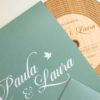 Funda personalizada para invitaciu00f3n vinilo modelo 3, diseu00f1o D en color verde