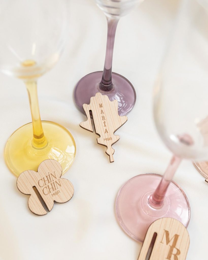 Marcador de copa de madera personalizado sobre mesa de evento