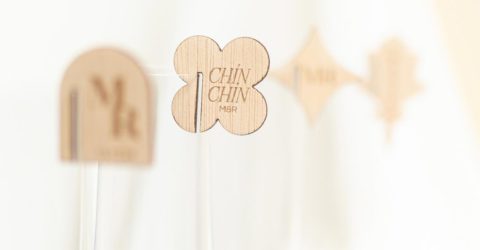 Marcador de copa en copa de cristal – detalle Marcador de copa de madera personalizado sobre copa