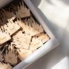 conjunto de marcasitios de madera castillo personalizados con nombres de invitados