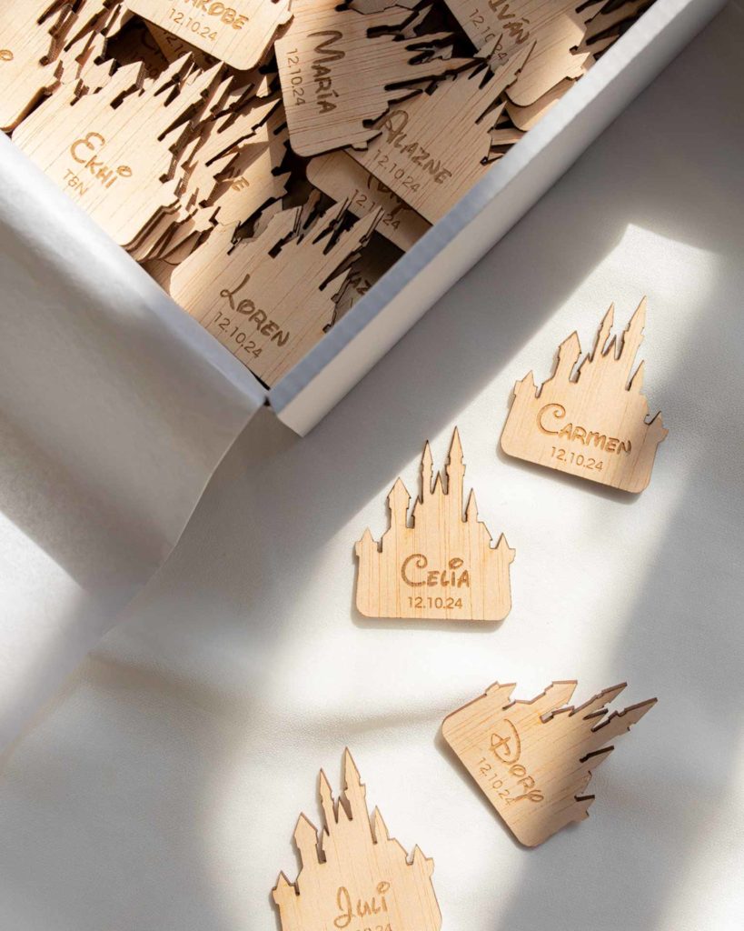 marcasitios de madera castillo personalizados sobre mesa decorada