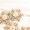 Primer plano de marcasitios de madera copo de nieve grabados