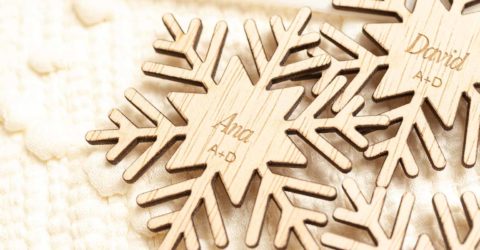 Grabado personalizado en marcasitios de madera copo de nieve Detalle del grabado en Marcasitios de madera copo de nieve personalizados para boda