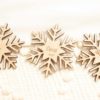 Marcasitios de madera copo de nieve personalizados para boda