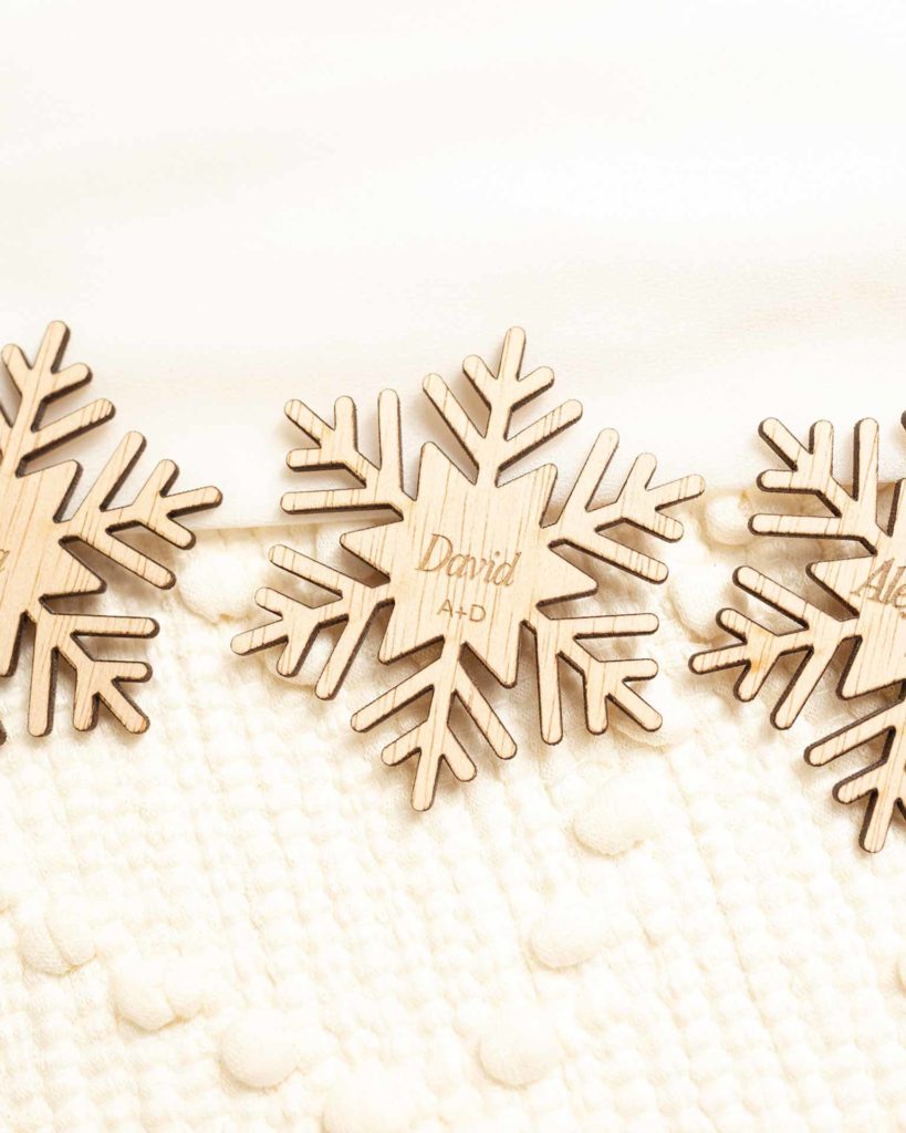 Marcasitios de madera copo de nieve personalizados para boda