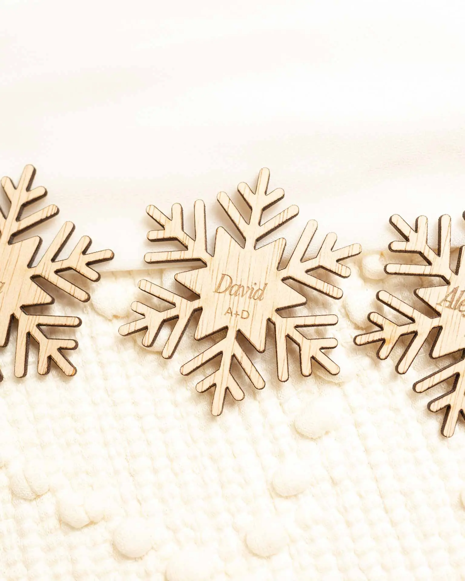 Marcasitios de madera copo de nieve personalizados para boda