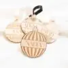 Diseño de los marcasitios bolas Navidad madera para boda sin lazos