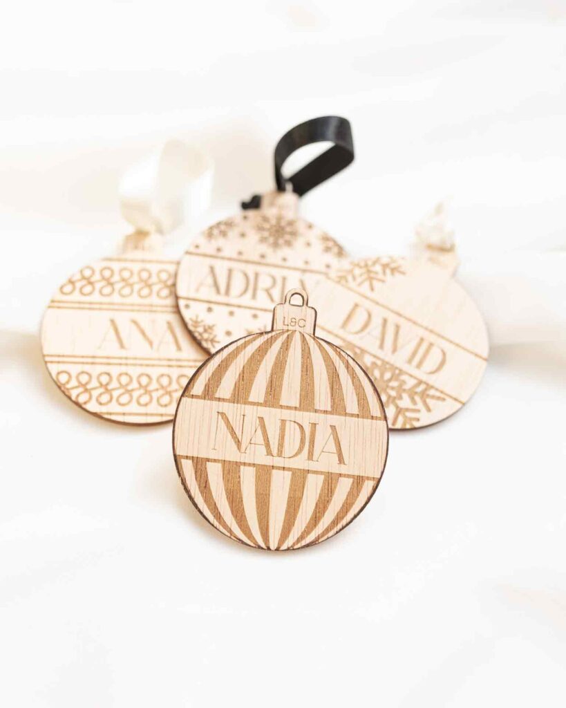 Diseño de los marcasitios bolas Navidad madera para boda sin lazos