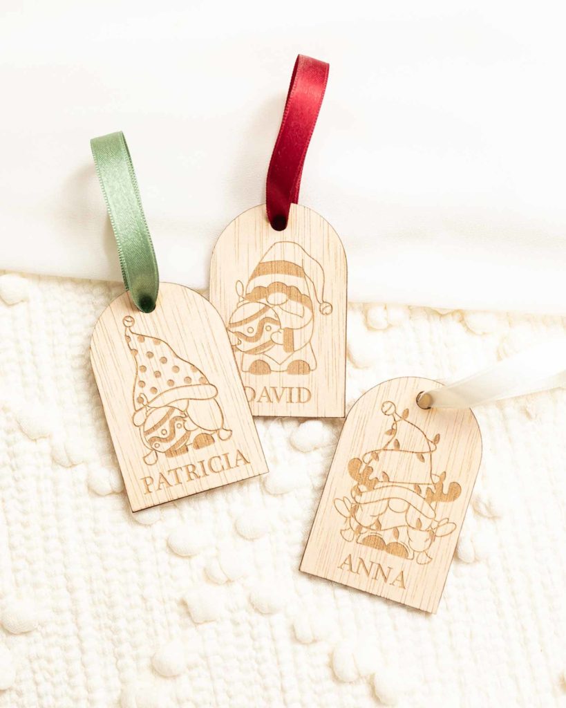 Vista general del set de marcasitios navideños de madera con seis modelos de duendes personalizados