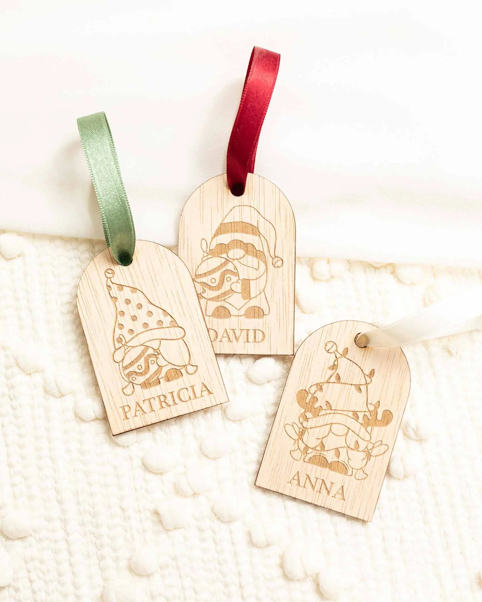 Vista general del set de marcasitios navideños de madera con seis modelos de duendes personalizados