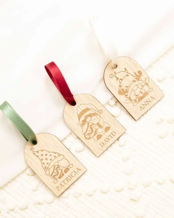 Marcasitios navideños de madera para invitados con nombres, diseño de duendes variados
