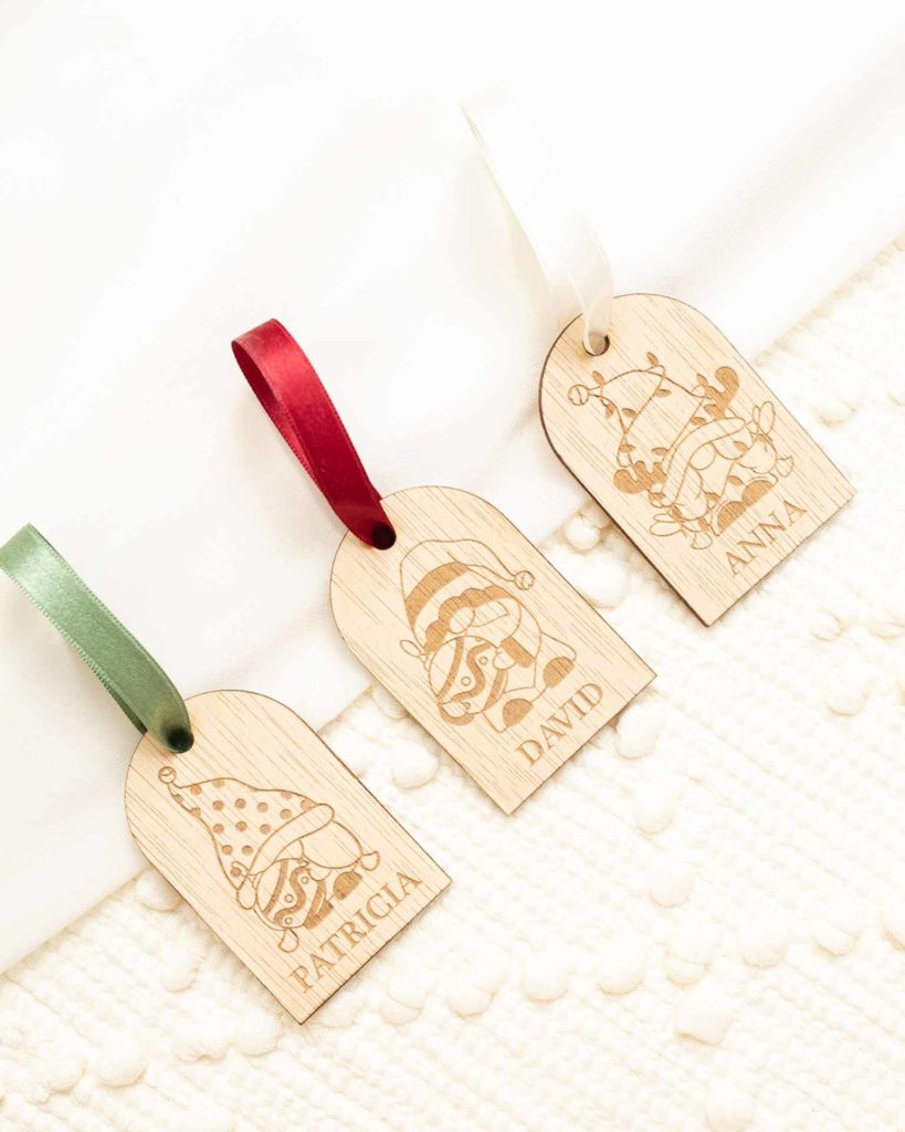 Marcasitios navideños de madera para invitados con nombres, diseño de duendes variados