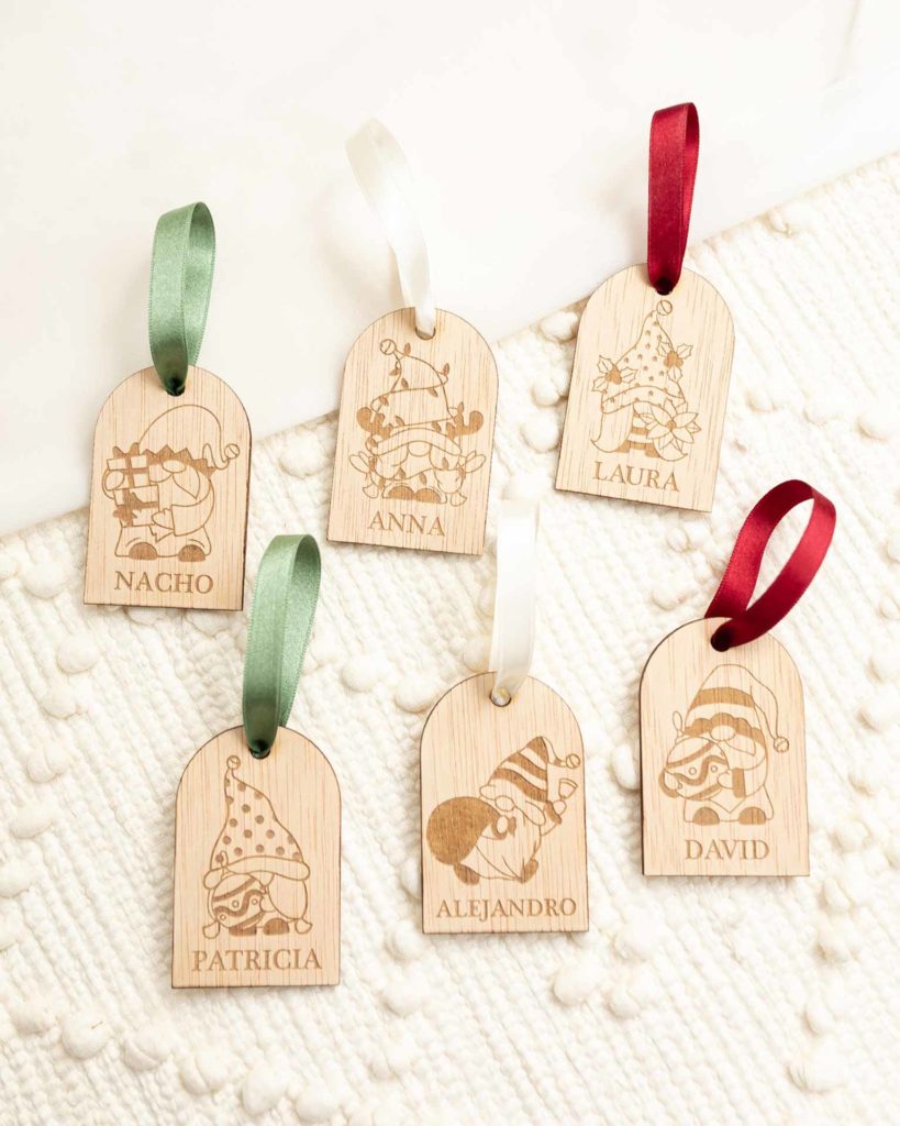 Seis marcasitios navideños en madera con forma de ayudantes de Santa personalizados