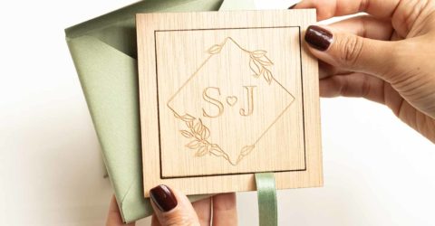 Sobre a medida con invitación Noa Sobre a medida en color verde con invitación de boda modelo Noa, combinación perfecta para una boda elegante
