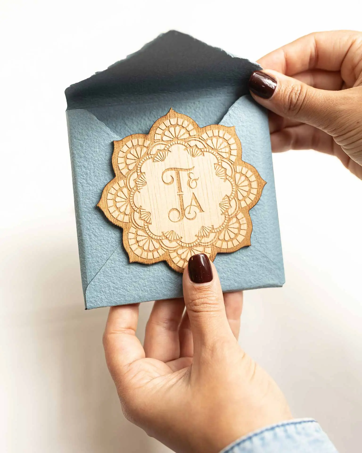 Sobre artesanal a medida acompau00f1ado de invitaciu00f3n de boda estilo Mandala, diseu00f1o u00fanico y personalizado