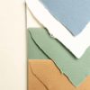 Cuatro sobres artesanales para invitaciones de boda en diferentes colores naturales