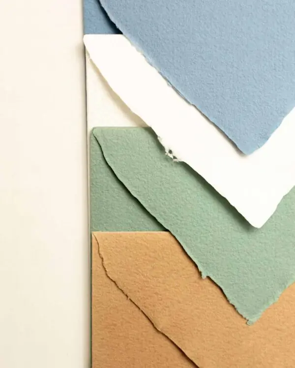 Cuatro sobres artesanales para invitaciones de boda en diferentes colores naturales