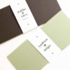 Sobres Aventura en colores marru00f3n y verde, perfectos para bodas ru00fasticas y elegantes, adaptados a tu estilo personal.