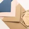 Tres sobres clásicos para invitaciones de boda en diferentes colores