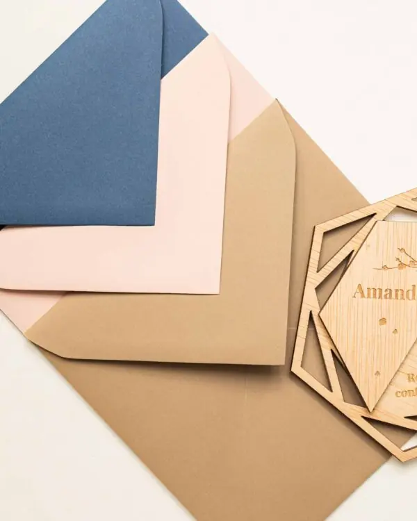 Tres sobres clásicos para invitaciones de boda en diferentes colores