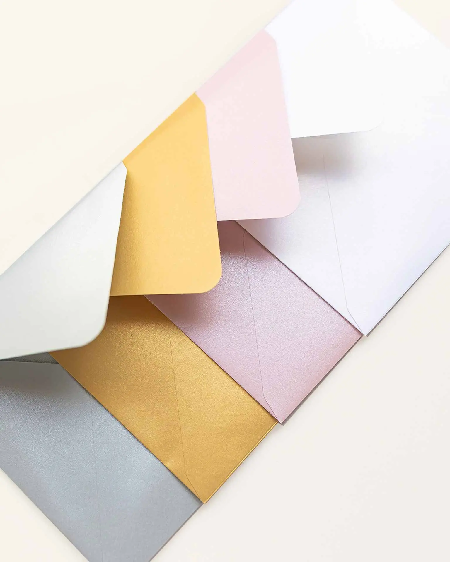 Sobres metalizados en dorado, plateado, rosa y blanco
