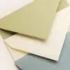 Sobres rústicos para invitaciones de boda en tres colores diferentes: blanco, kraft y azul